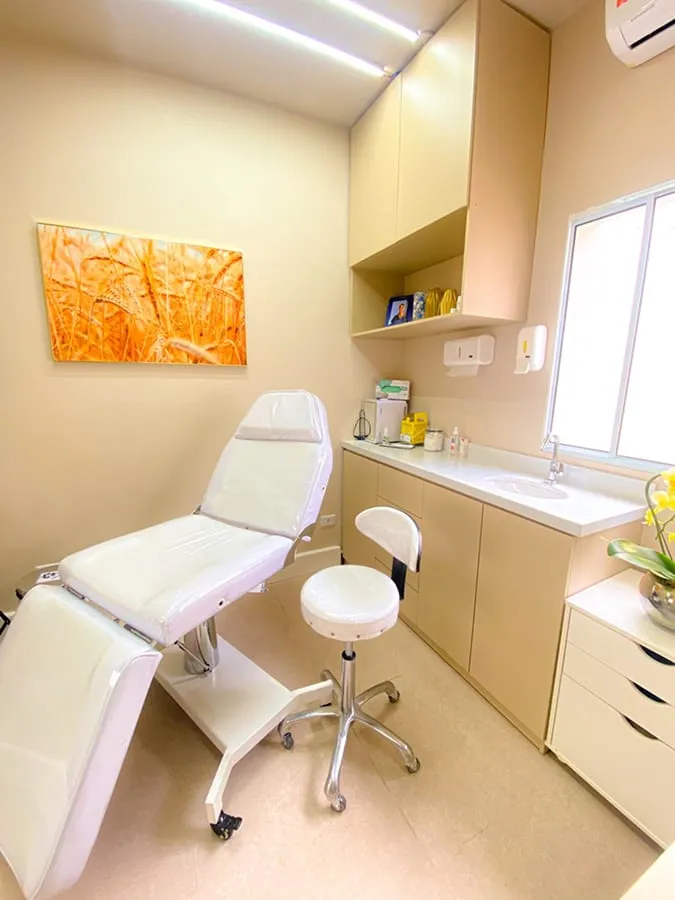 Sala de estética com maca e bancada de atendimento