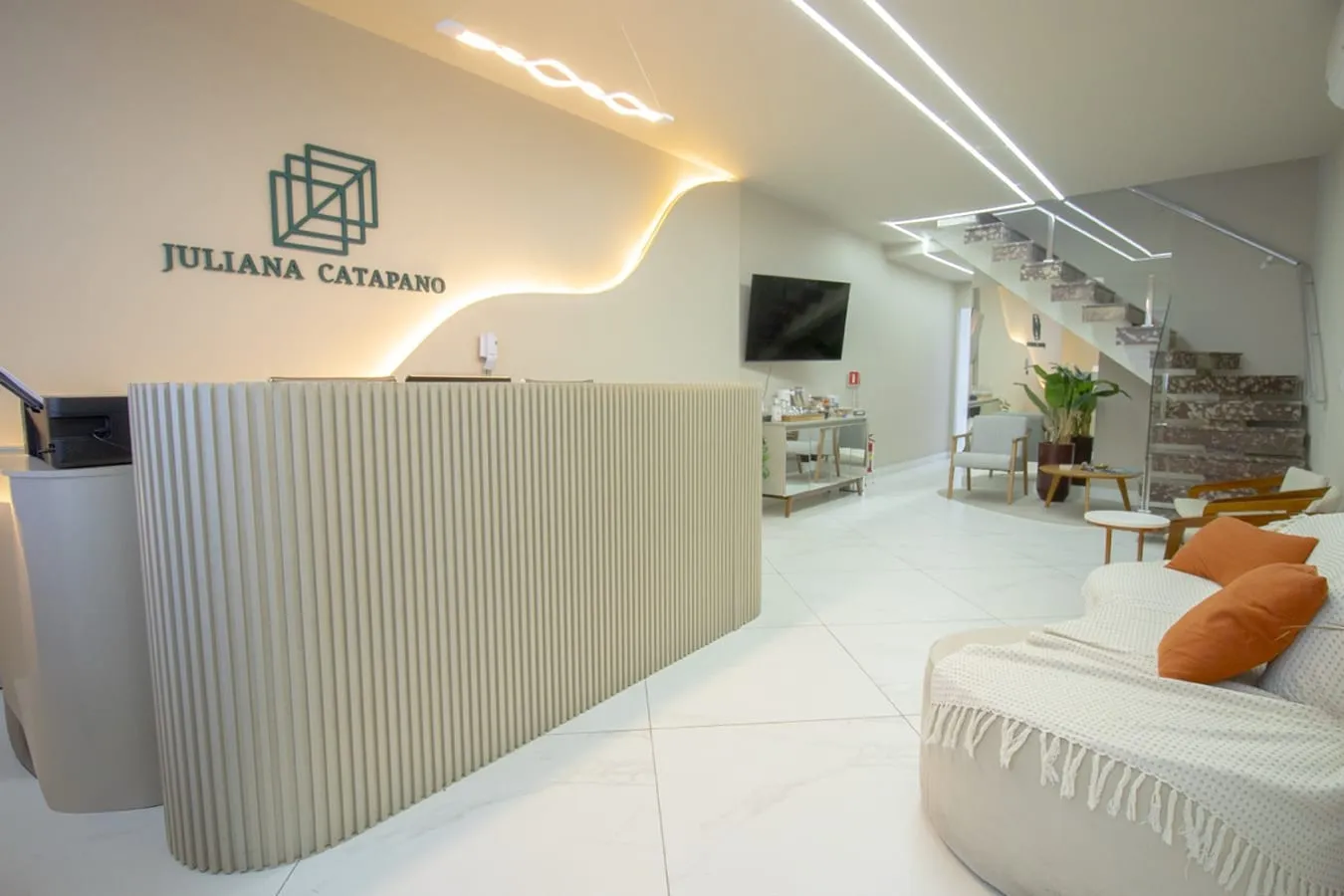 Balcão da recepção com a marca Juliana Catapano