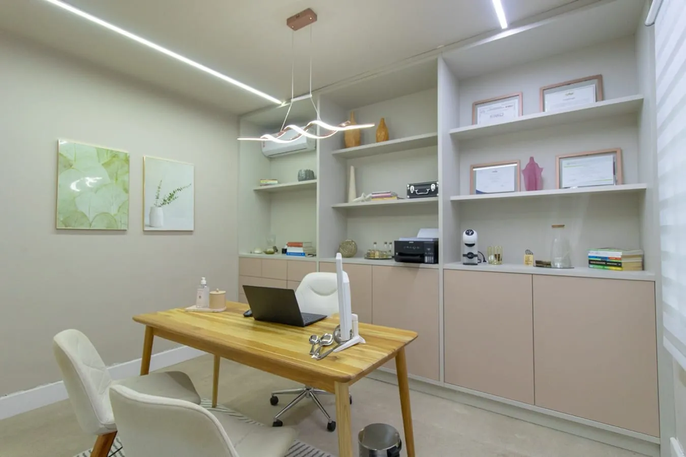Consultório de nutrição, com mesa e computador