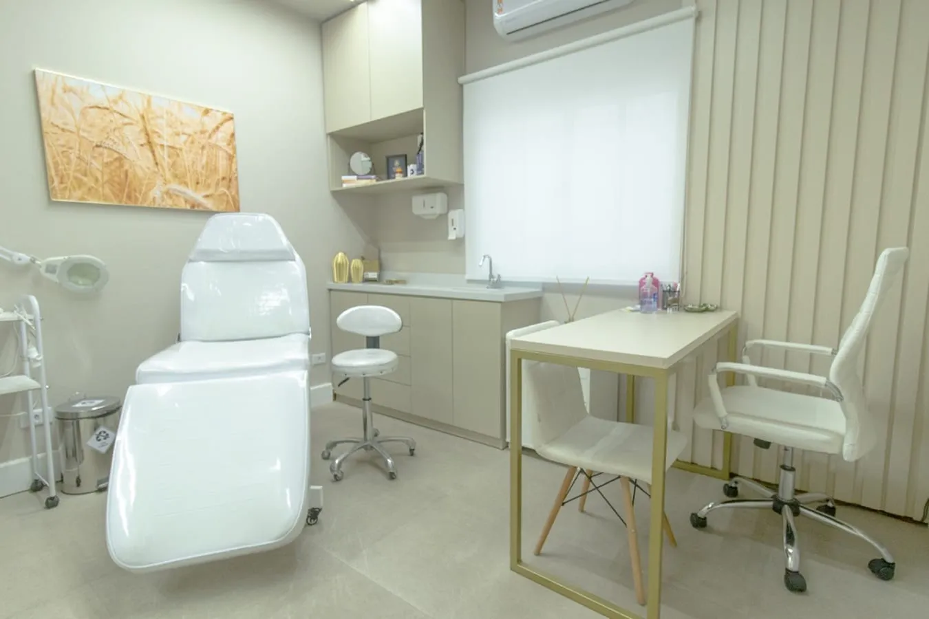 Sala de estética com maca e bancada de procedimentos