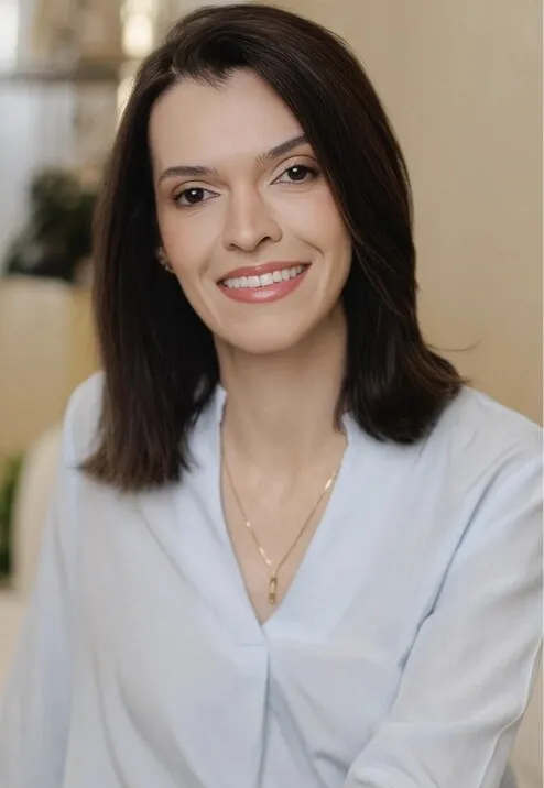 Dra. Priscila Schinzari, endocrinologista da Clínica Integrada JC, sorrindo no consultório