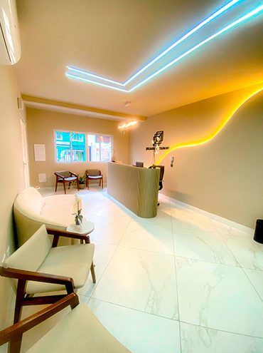 Recepção da Clínica Integrada JC - Ambiente moderno e acolhedor com iluminação em LED